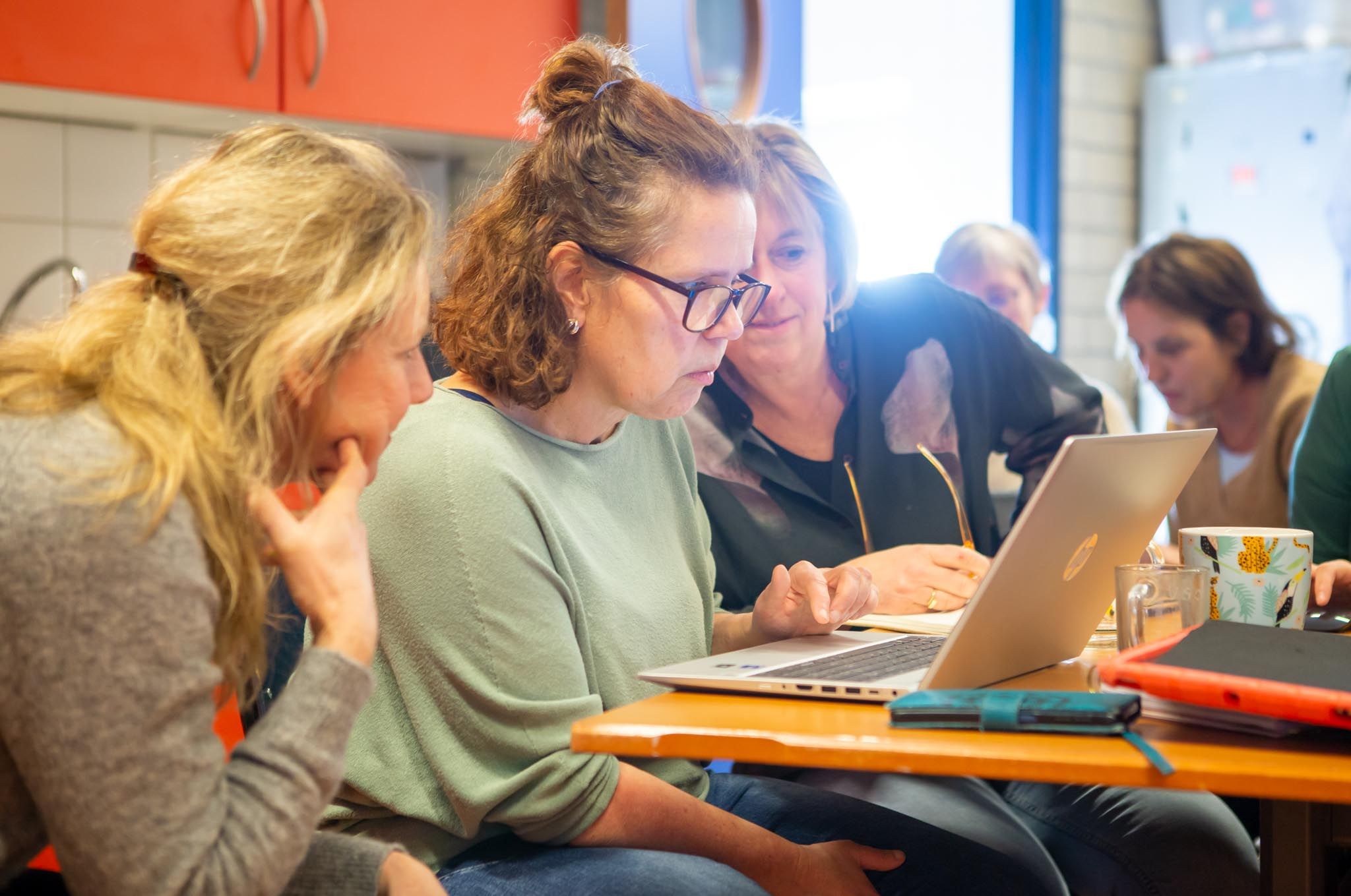 Cursisten werken tijdens een Gynzy training achter een laptop