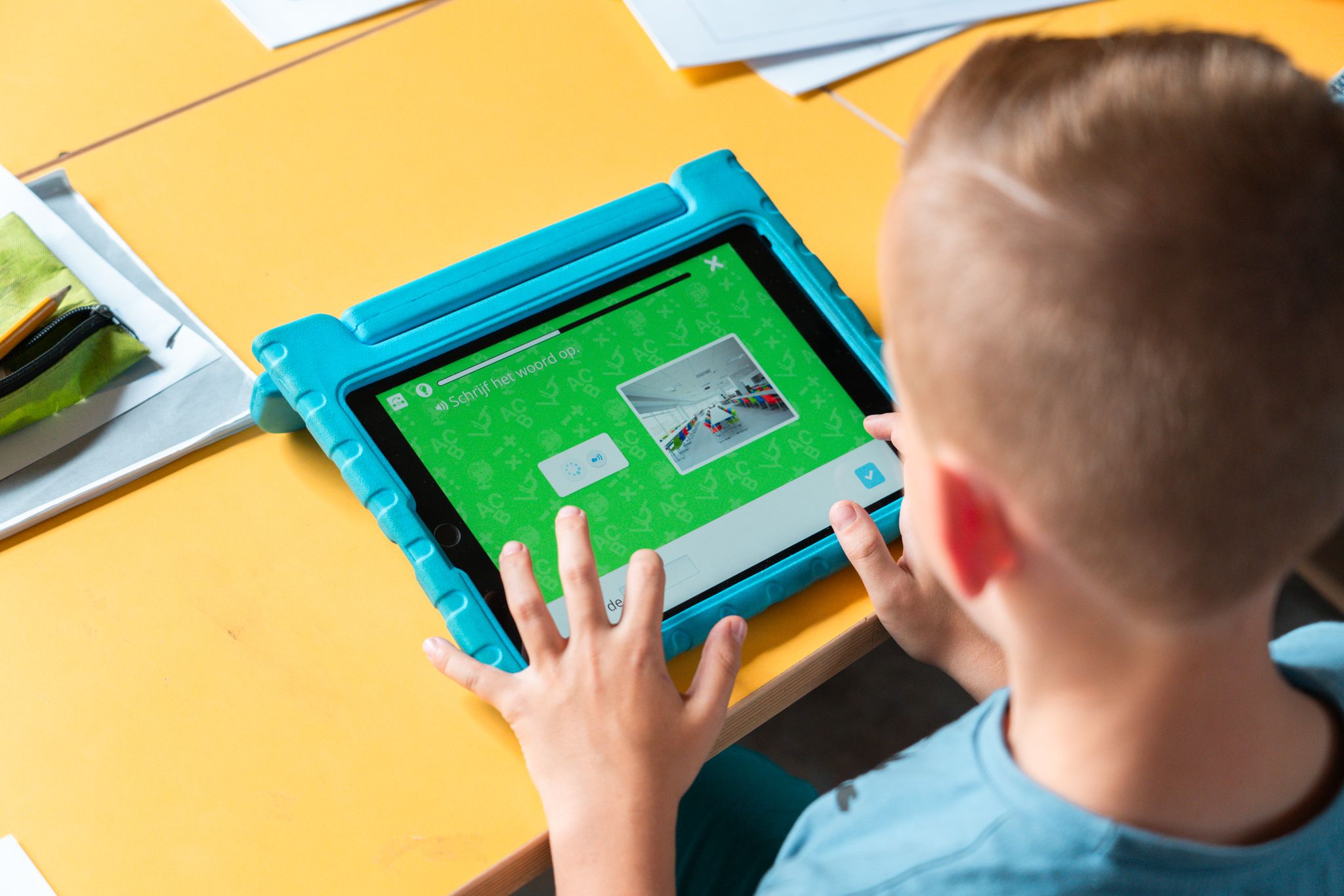 Leerling leert spelling en grammatica op tablet met Gynzy