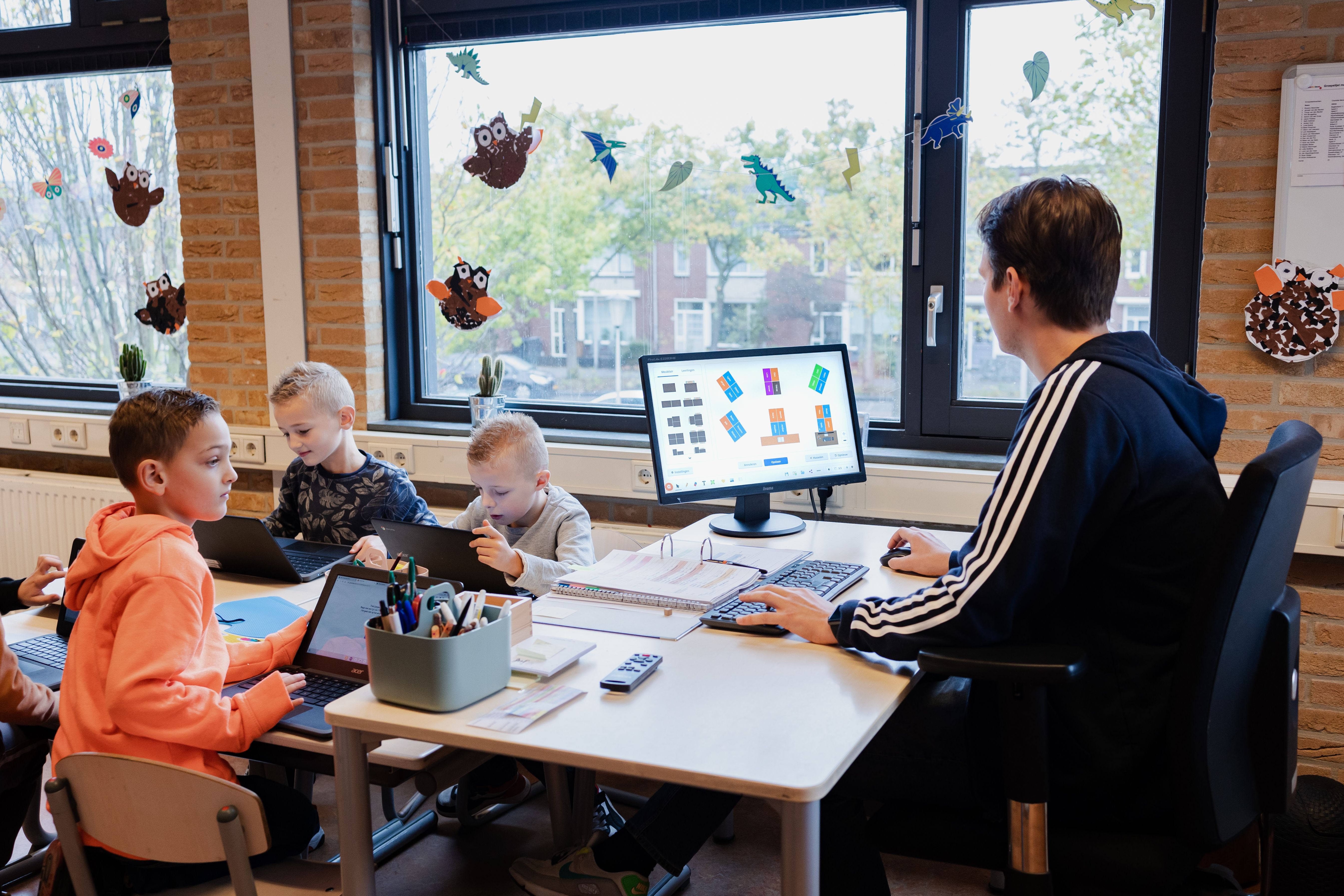 Elementary school teacher customizing a classroom design layout