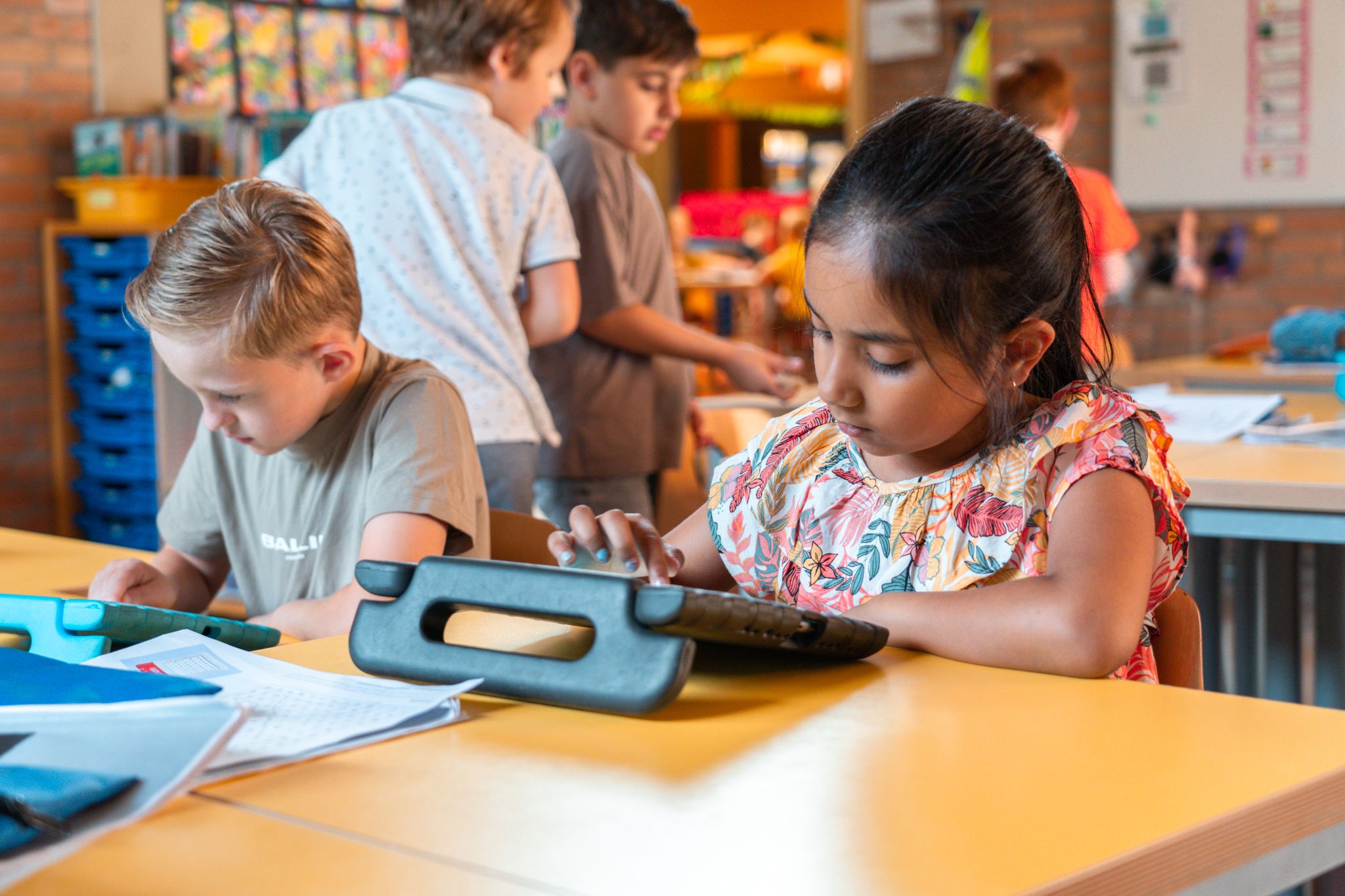 Leerlingen werken op tablet